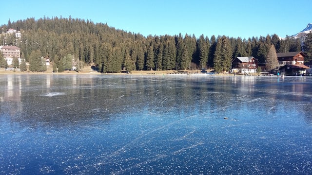Schwarzeis auf dem Obersee in Arosa. Schwarzeis auf dem Obersee in Arosa.