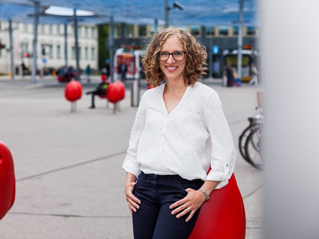 Antje Kirchhofer auf einem öffentlichen Platz Antje Kirchhofer auf einem öffentlichen Platz