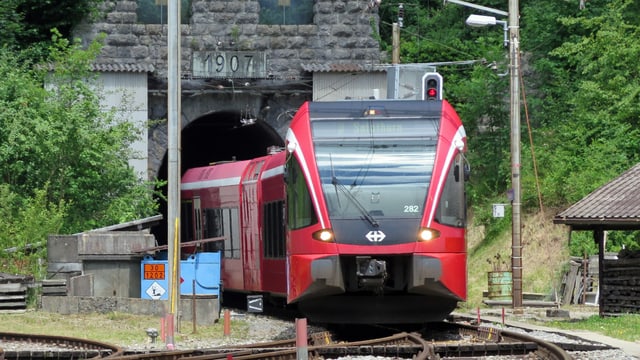 Ein Zug verlässt den Weissenstein tunnel Ein Zug verlässt den Weissenstein tunnel