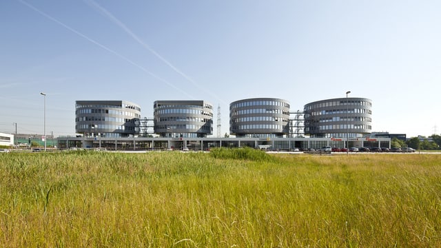 Vier runde Bürogebäude im Katon Zug: Im ersten Turm von links arbeitet Transocean. (keystone) Vier runde Bürogebäude im Katon Zug: Im ersten Turm von links arbeitet Transocean. (keystone)