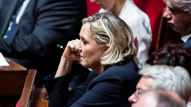 Marine Le Pen verfolgt am 9. Juli in Versailles die Rede Macrons vor dem Kongress zur Lage der Nation. Marine Le Pen verfolgt am 9. Juli in Versailles die Rede Macrons vor dem Kongress zur Lage der Nation.