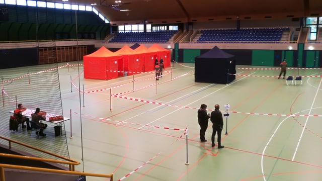 Blick auf 3-Fach-Turnhalle mit einzelnen Zelten Blick auf 3-Fach-Turnhalle mit einzelnen Zelten
