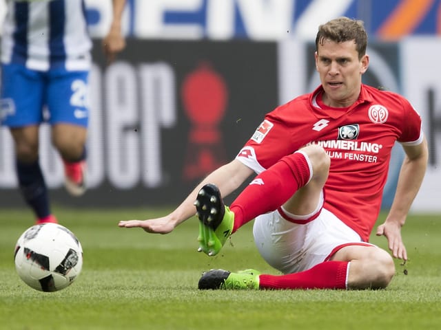 Fabian Frei grätscht in einen Ball