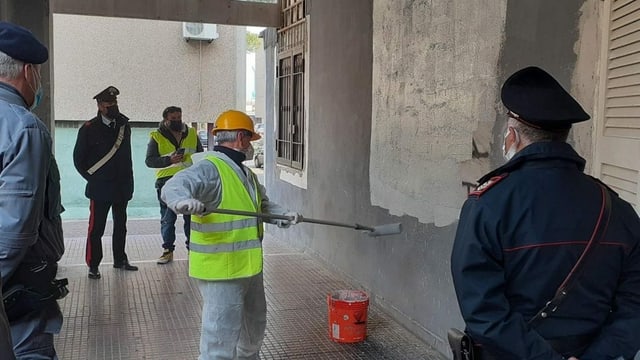 Arbeiter übermalt Wandbild Arbeiter übermalt Wandbild