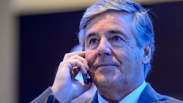 Josef Ackermann telefoniert mit einem Handy Josef Ackermann telefoniert mit einem Handy