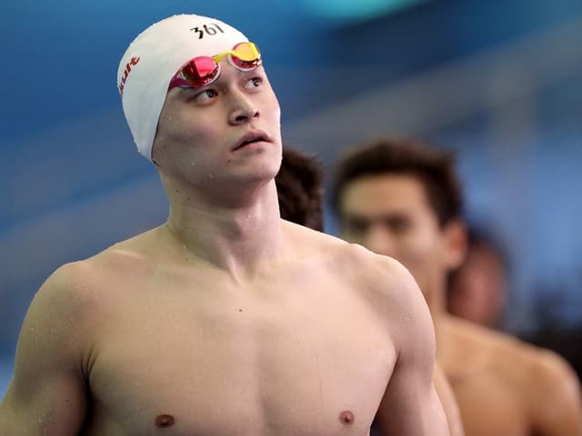 Sun Yang mit Badekappe und grimmigem Blick. Sun Yang mit Badekappe und grimmigem Blick.
