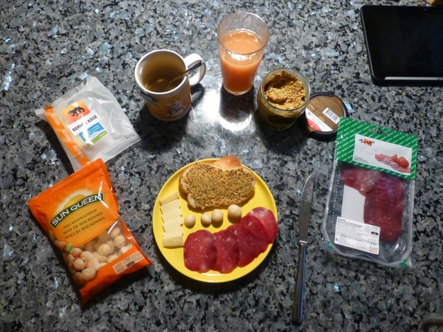 Ein Granittisch mit Frühstücksspeisen.