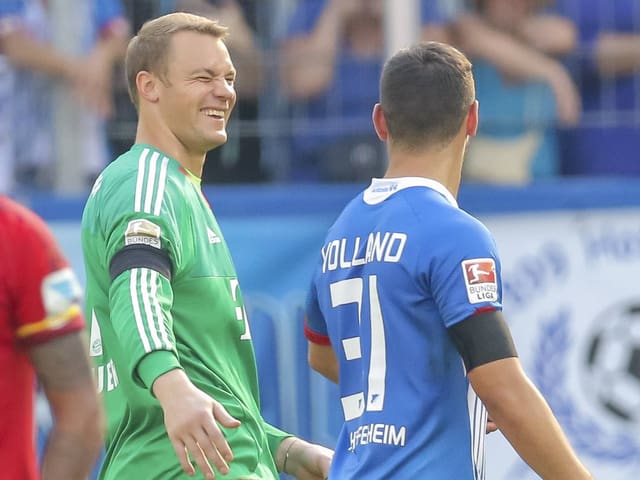 Bayerns Manuel Neuer zwinkert Hoffenheims Volland zu.