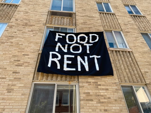  Banner an Hausblock: food, not rent.