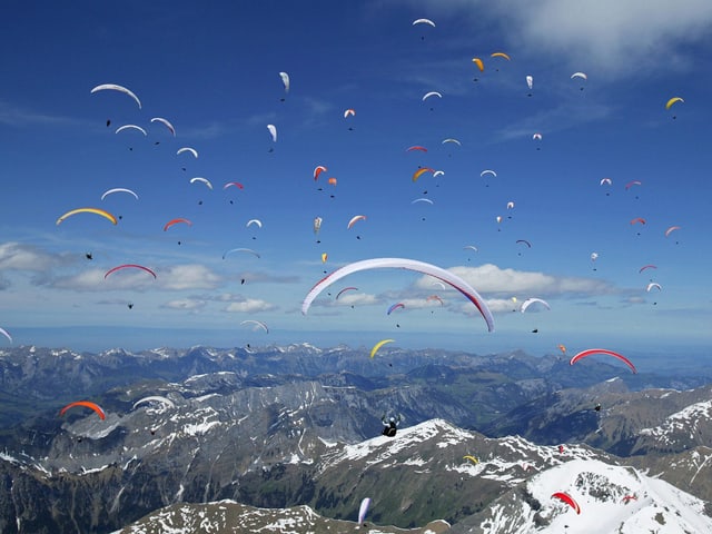Viele Gleitschirme am Himmel. Viele Gleitschirme am Himmel.