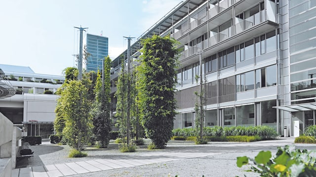 Die Hirslanden-Klinik in Aarau. Links hinten der Eingang zum Notfallzentrum. Die Hirslanden-Klinik in Aarau. Links hinten der Eingang zum Notfallzentrum.