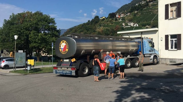 Pliras persunas spetgan dasper in camiun cun aua schubra. Pliras persunas spetgan dasper in camiun cun aua schubra.