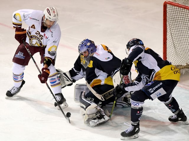 Genfs Daniel Winnik und die Ambri-Spieler Benjamin Conz und Cedric Hächler. Genfs Daniel Winnik und die Ambri-Spieler Benjamin Conz und Cedric Hächler.