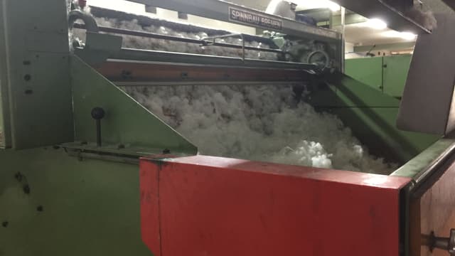 Verarbeitung von Watte in Maschine Verarbeitung von Watte in Maschine