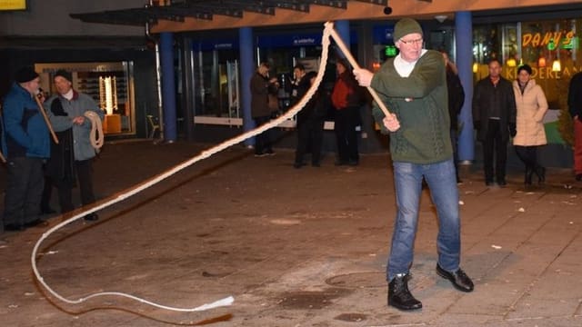 Ein Mann beim Geisslechlöpfe Ein Mann beim Geisslechlöpfe