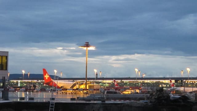Flughafen Zürich in der Dämmerung. Flughafen Zürich in der Dämmerung.
