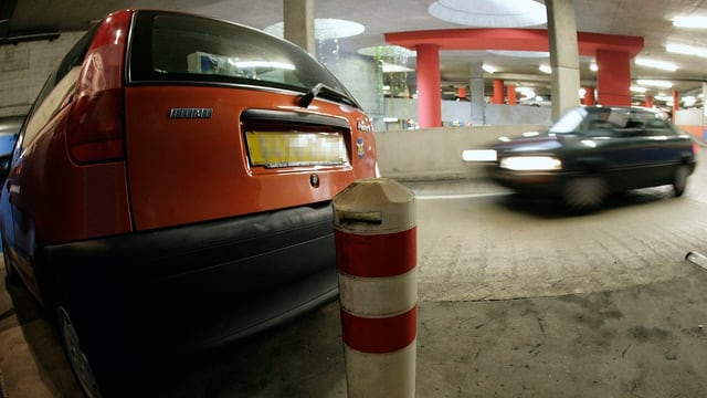 Autos in Parkhaus Autos in Parkhaus