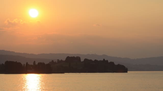 Milchiger Sonnenuntergang über der Halbinsel Au am Zürichsee. Milchiger Sonnenuntergang über der Halbinsel Au am Zürichsee.