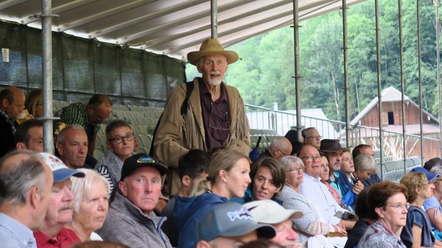 Zuschauer auf einer Tribüne im Freien. Zuschauer auf einer Tribüne im Freien.