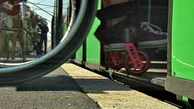 Rollstuhl im Detail beim Einfahren von der Haltestelle ins Combino-Tram.