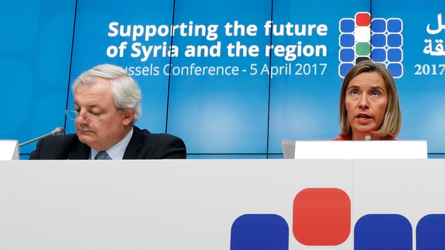Stephen O'Brien und Federica Mogherini an einem Pult. Stephen O'Brien und Federica Mogherini an einem Pult.