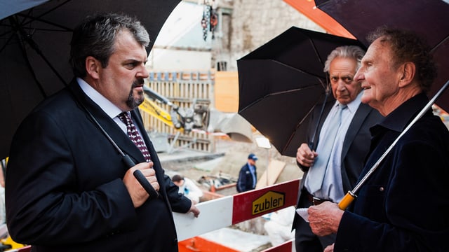 Luc Conrad spricht mit zwei älteren Männern. Luc Conrad spricht mit zwei älteren Männern.