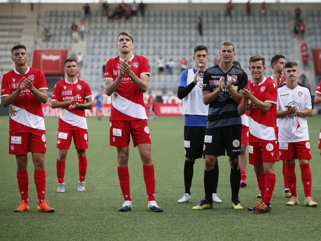 Thuner Spieler beklatschen die Fans. Thuner Spieler beklatschen die Fans.