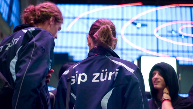 Eine Patrouille der SIP, des städtischen Sicherheitsdienstes in Zürich. Eine Patrouille der SIP, des städtischen Sicherheitsdienstes in Zürich.