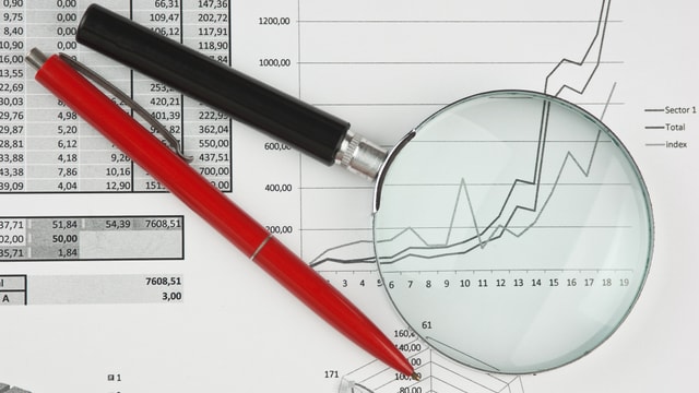 Lupe auf einer Statistik Lupe auf einer Statistik