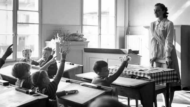 Schwarz-Weiss Bild aus einem Schulzimmer aus den 50er-Jahren Schwarz-Weiss Bild aus einem Schulzimmer aus den 50er-Jahren