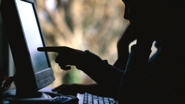 Unbekannte User sitzen vor einem Computer (Symbolbild) Unbekannte User sitzen vor einem Computer (Symbolbild)
