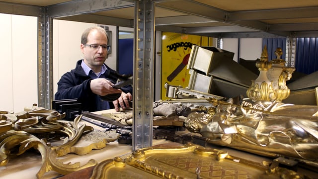Marcus Hütten begutachtet die Kruzifixe, die sich im Zivilschutzkeller angesammelt haben. Marcus Hütten begutachtet die Kruzifixe, die sich im Zivilschutzkeller angesammelt haben.