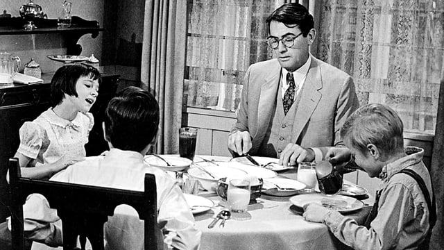 Mann mit Kindern am Tisch Mann mit Kindern am Tisch