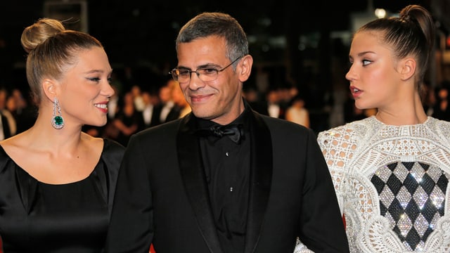 In Abendroben auf dem roten Teppich von Cannes: die Schauspielerinnen Léa Seydoux und Adèle Exarchopoulos und Regisseur Abdellatif Kechiche In Abendroben auf dem roten Teppich von Cannes: die Schauspielerinnen Léa Seydoux und Adèle Exarchopoulos und Regisseur Abdellatif Kechiche