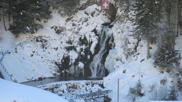 Wasserfall, umgeben von Winterlandschaft Wasserfall, umgeben von Winterlandschaft