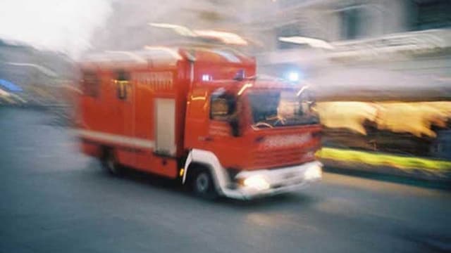 Ein verschwommenes Bild eines Feuerwehautos. Ein verschwommenes Bild eines Feuerwehautos.