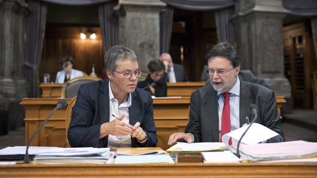 Liliane Maury Pasquier (SP) und Robert Cramer (Grüne) an ihren Pulten im Ständerat Liliane Maury Pasquier (SP) und Robert Cramer (Grüne) an ihren Pulten im Ständerat