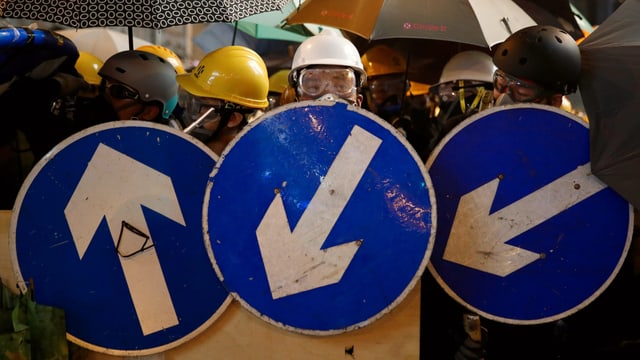 Demonstranten bilden Barrikade Demonstranten bilden Barrikade