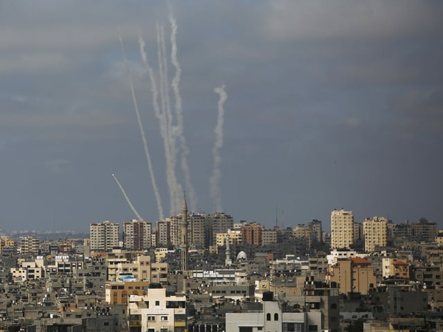 Raketen werden aus Gaza heraus Richtung Israel abgefeuert Raketen werden aus Gaza heraus Richtung Israel abgefeuert