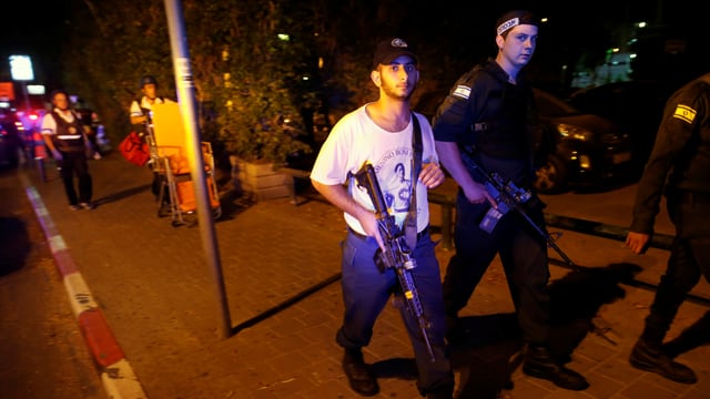 Sicherheitskräfte mit Waffen auf der Strasse. Sicherheitskräfte mit Waffen auf der Strasse.
