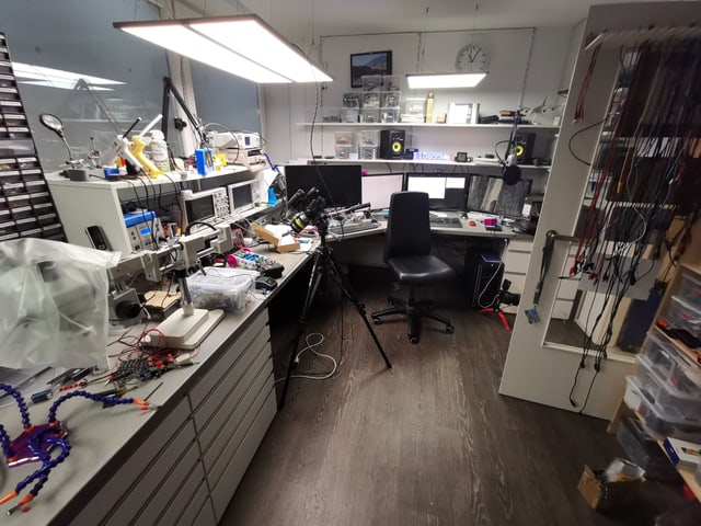 Ein Kellerraum mit Tischen, Stuhl - und jeder Menge Elektronik. Ein Kellerraum mit Tischen, Stuhl - und jeder Menge Elektronik.