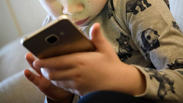 Kind mit Smartphone Kind mit Smartphone