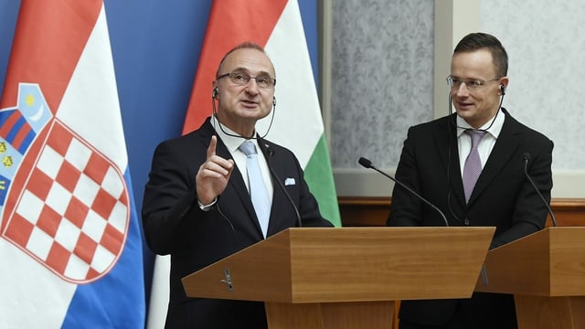 Gordan Grlic Radman und Peter Szijjarto an Rednerpulten. Gordan Grlic Radman und Peter Szijjarto an Rednerpulten.