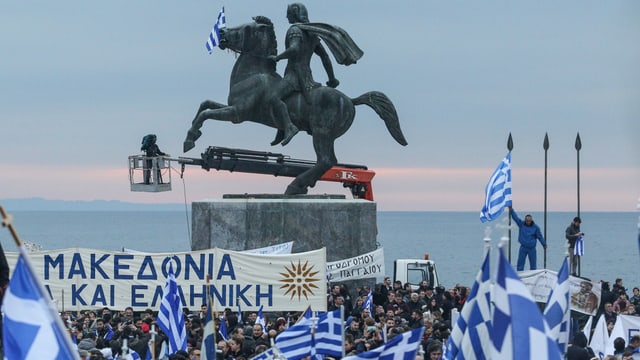 Alexander der Grosse auf einem Pferd, Menschen mit griechischen Flaggen Alexander der Grosse auf einem Pferd, Menschen mit griechischen Flaggen