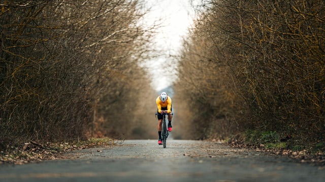 Ein Mann trainiert alleine auf seinem Rennrad. Ein Mann trainiert alleine auf seinem Rennrad.