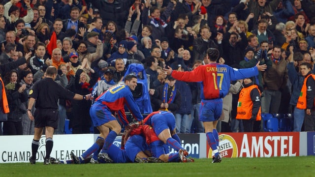 2002: Die Basler bejubeln gegen Liverpool das zwischenzeitliche 3:0. 2002: Die Basler bejubeln gegen Liverpool das zwischenzeitliche 3:0.