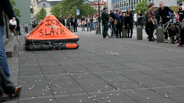 Isländer spenden im Jahr 2009 symbolisch Münzen zur Rettung der Icesave-Bank Isländer spenden im Jahr 2009 symbolisch Münzen zur Rettung der Icesave-Bank