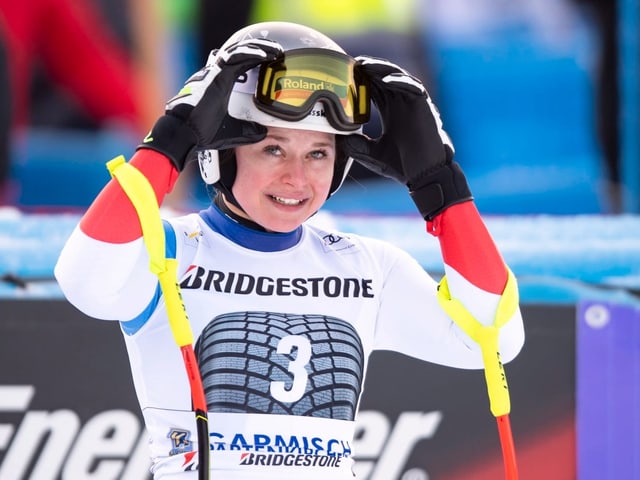 Corinne Suter setzt die Skibrille auf ihren Helm.
