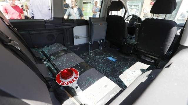 Glassplitter in Polizeiauto. Glassplitter in Polizeiauto.