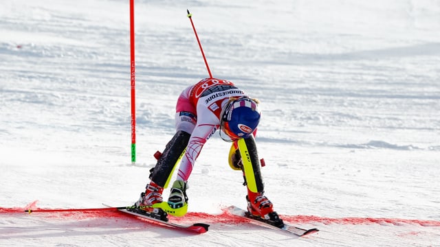 Mikaela Shiffrin öffnet die Bindung ihrer Skier Mikaela Shiffrin öffnet die Bindung ihrer Skier